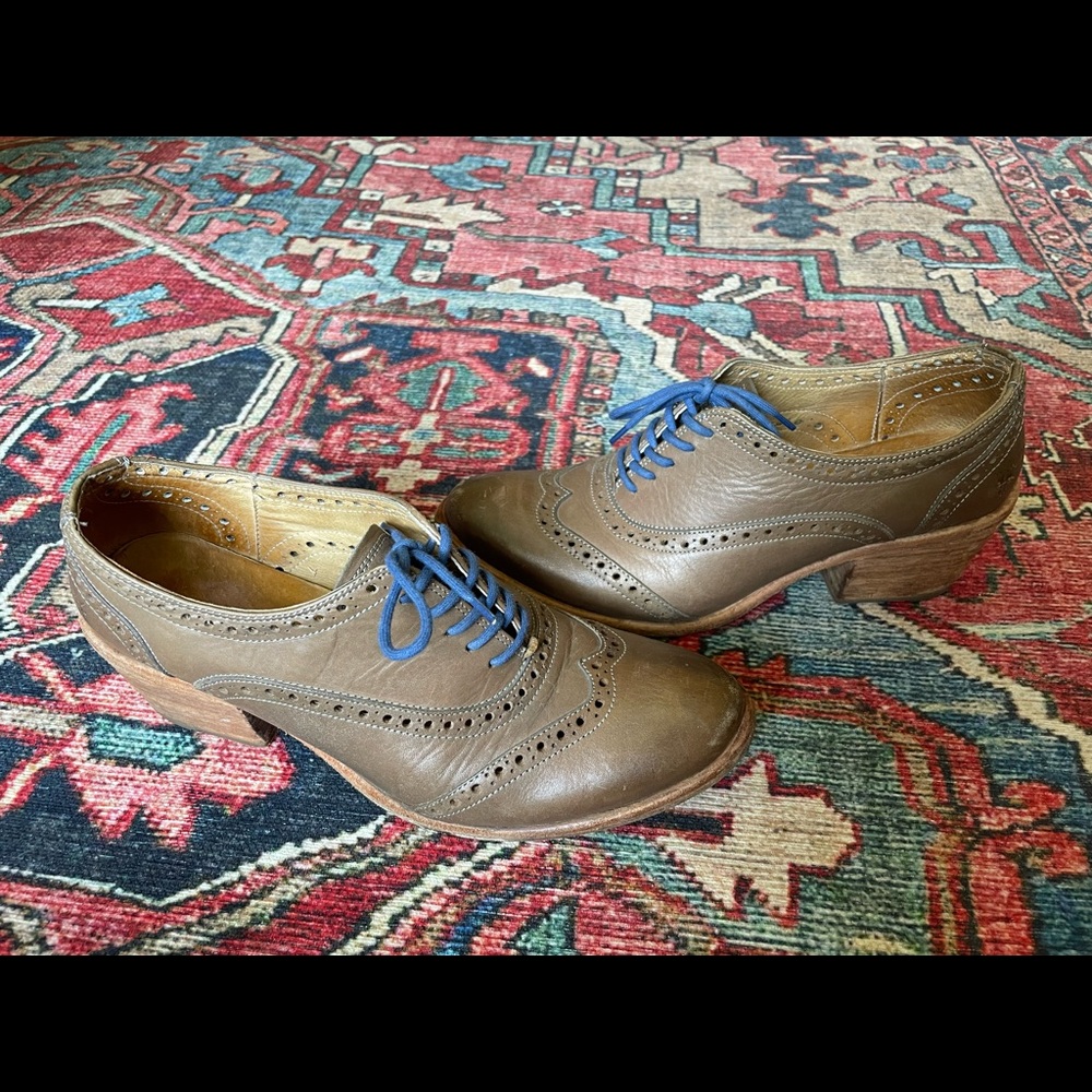 Frye Lace Up Tan/Brown Leather Oxfords in Women’s Size 9.5